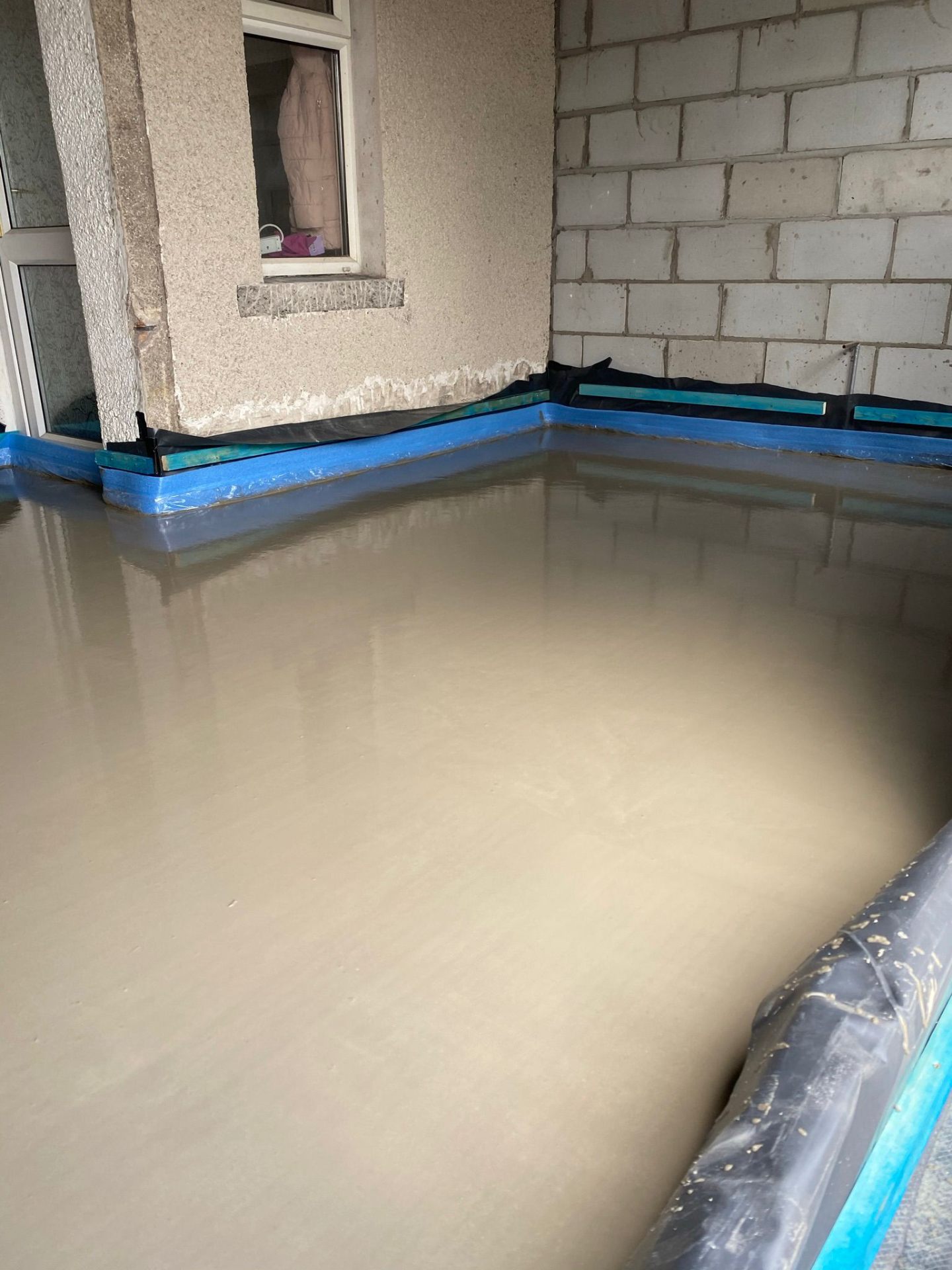Calcium sulphate flowing screed levelled inside a domestic extension