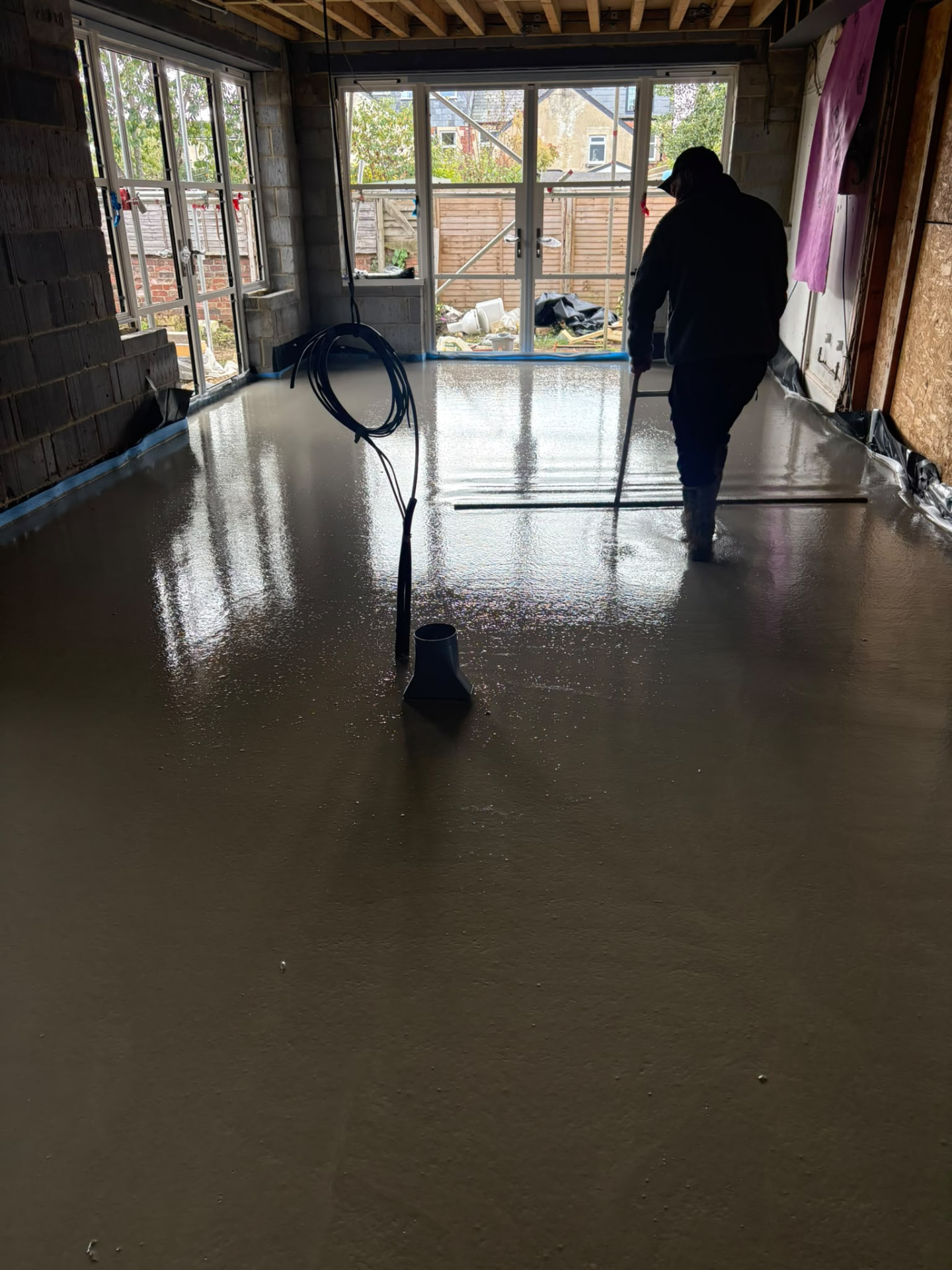 Operative dappling fresh liquid screed to release air