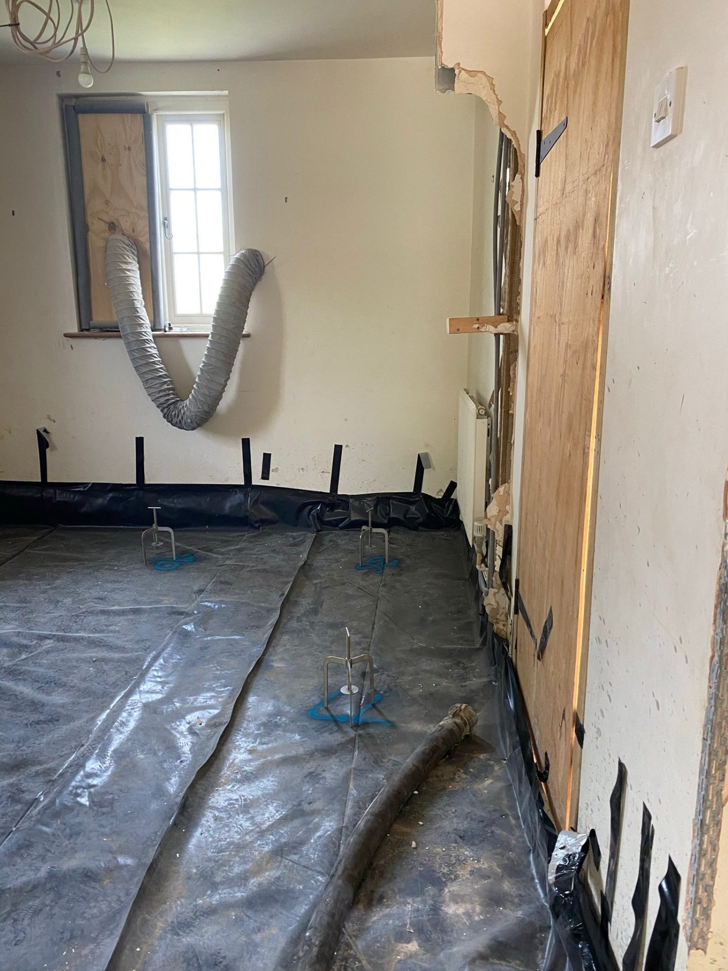 Reinforcement chairs holding screed depth markers on DPM