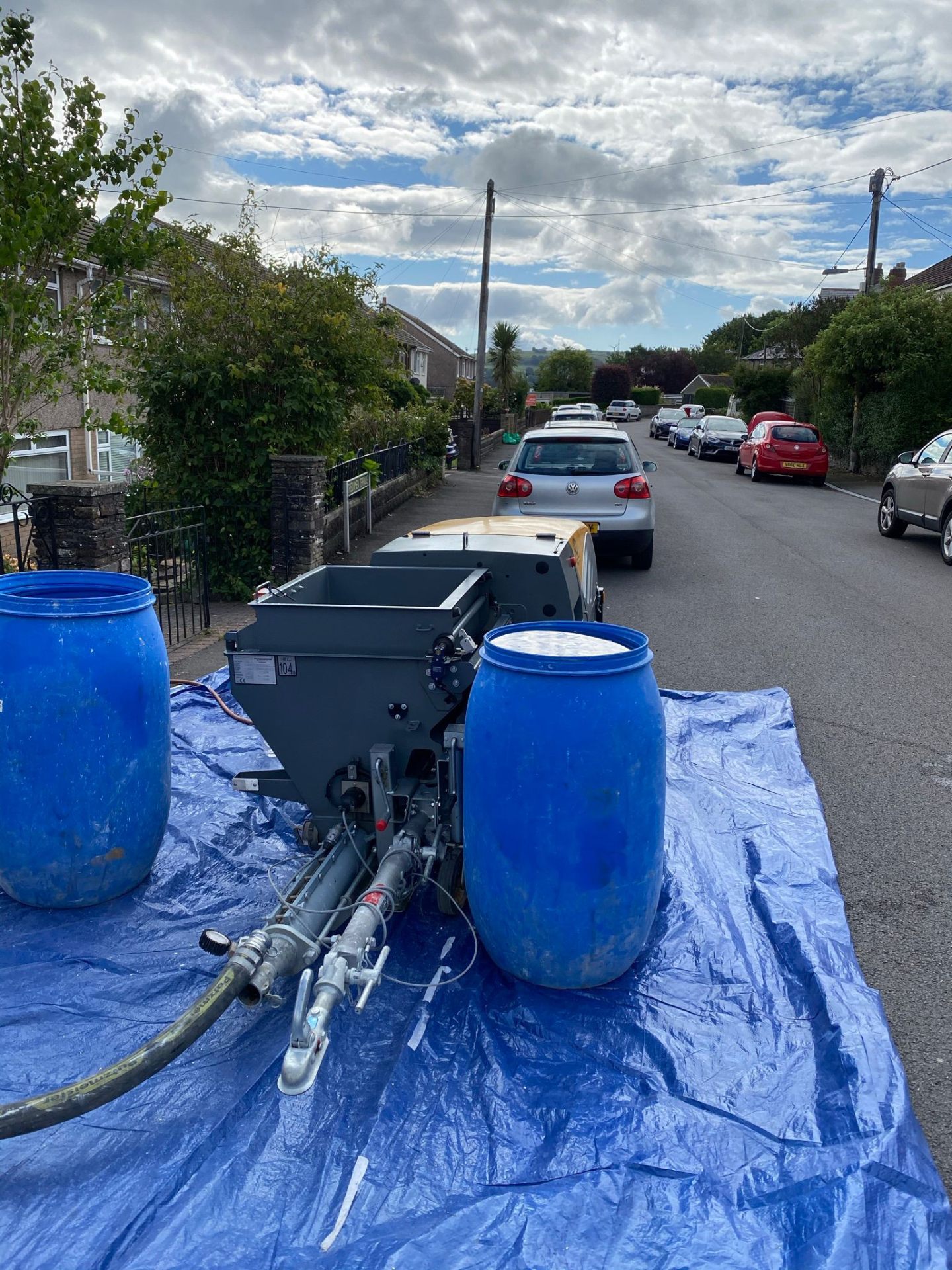 Mobile screed pump set up street-side for a domestic pour