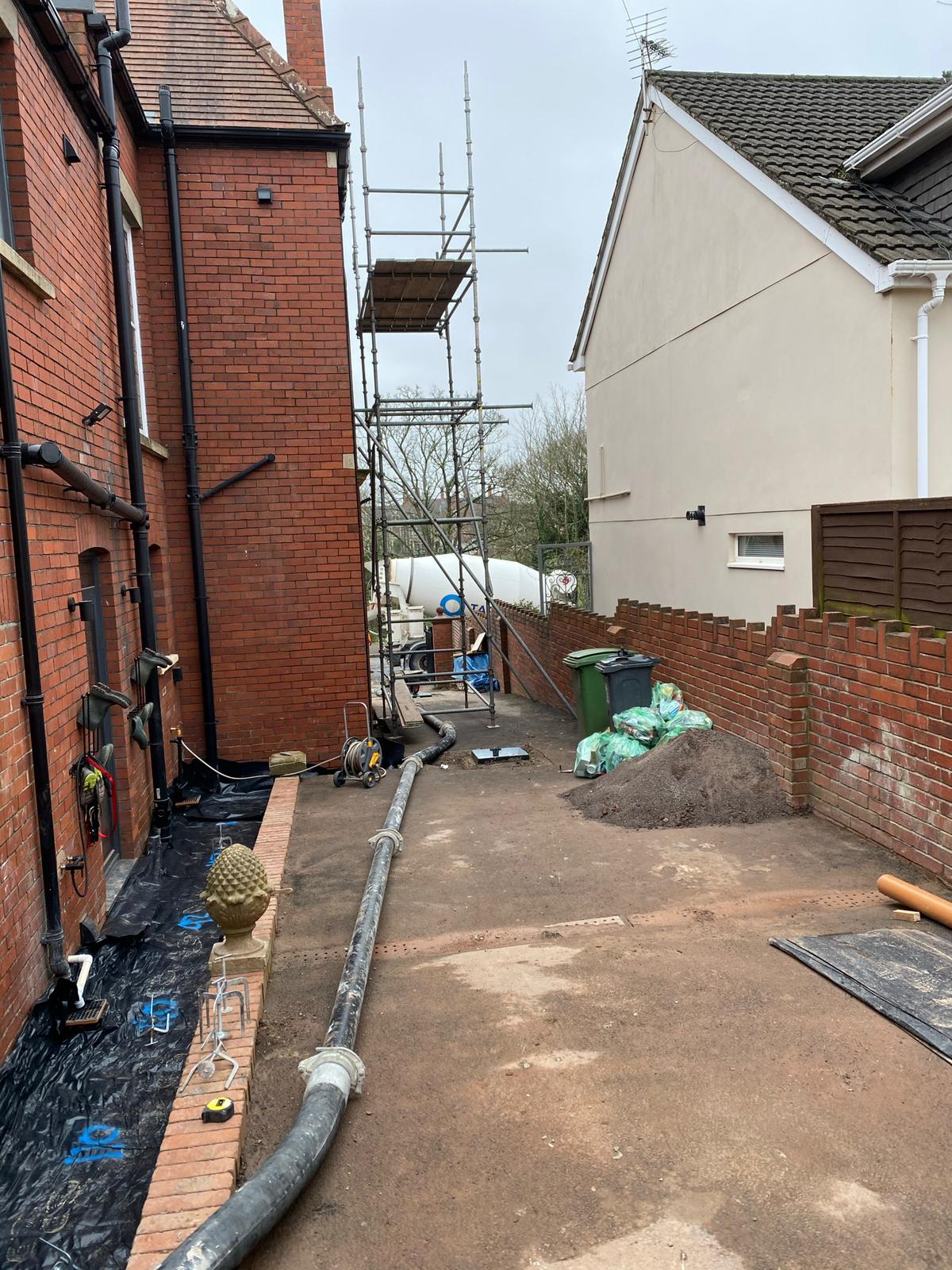 Calcium sulphate screed poured to a flat reflective surface