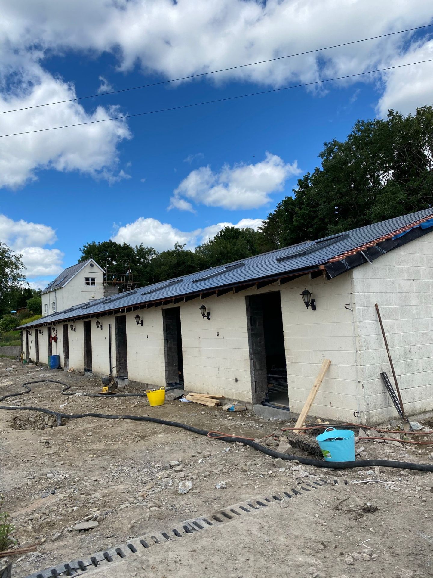 Liquid screed pour against perimeter edge insulation strip