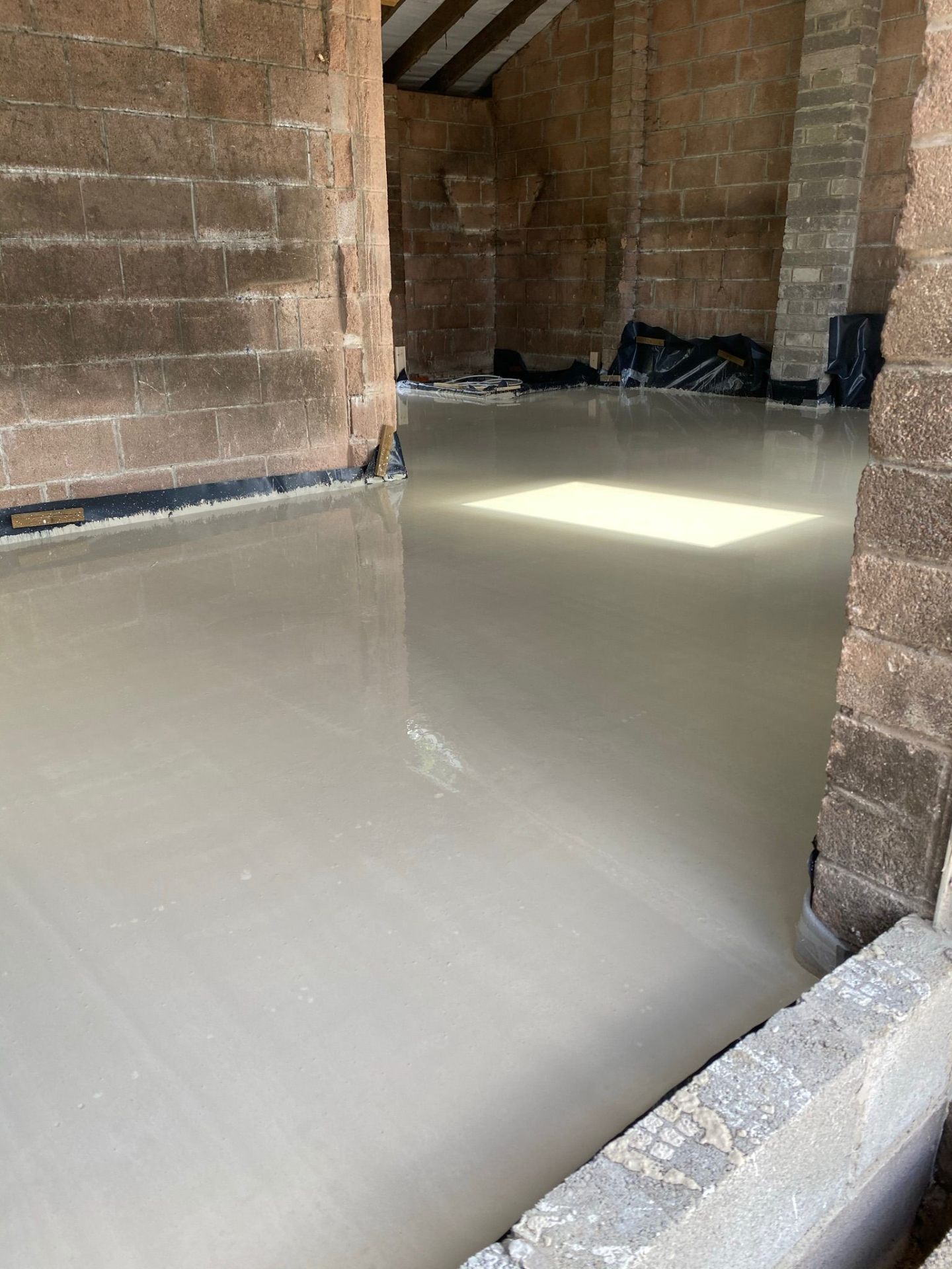 Wet flowing screed laid to SR2 flatness in a domestic build