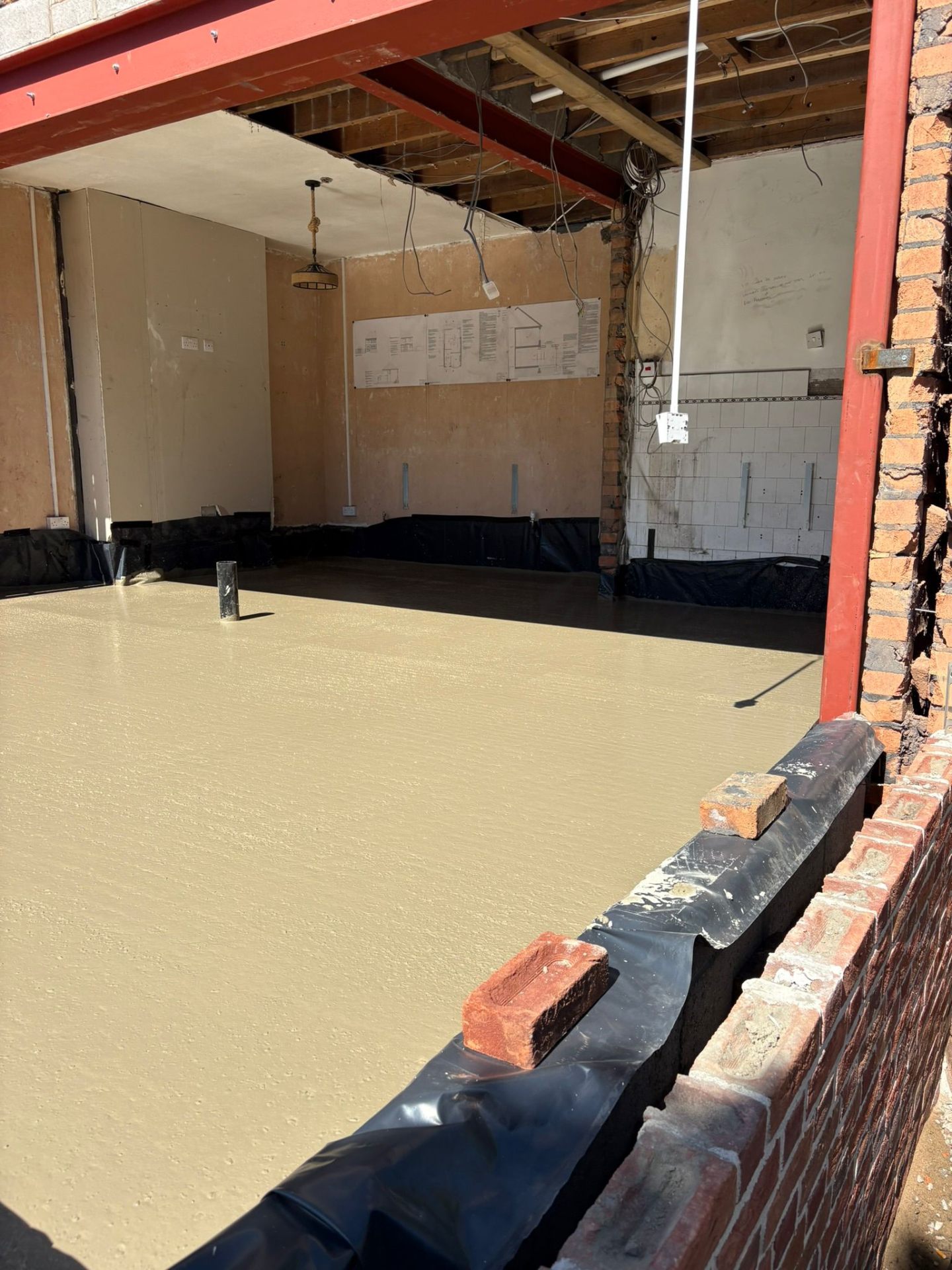 Pump hose feeding screed under tight side-passage access